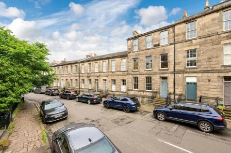 Forming part of an attractive and sought after Georgian Crescent in Edinburgh’s popular Inverleith area, 4 Warriston Crescent is an impressive Grade A-listed 4 bedroom ground and garden flat, with a d
