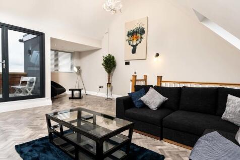 ** Broadband and monthly cleaner included within the rent!!! ** A wonderful opportunity to rent a truly stunning house in the Jewellery Quarter arranged over three floors, presented in exceptional con