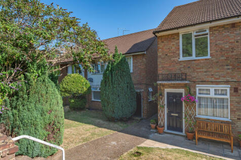 LONG LET. Boasting a private garden and well proportioned living space, this delightful 2 bedroom flat is situated on the ground floor and boasts a bright and airy reception room and modern kitchen.