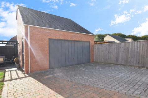 DOUBLE GARAGE & STUDIO