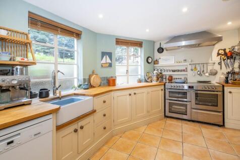 SHORT LET - BILLS INCLUDED A spacious two bedroom garden flat, recently refurbished to a high standard and located on Wimbledon Common.