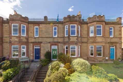 A grand Victorian mid terraced villa enjoying an enviable setting with uninterrupted views over the Forth. Enjoying stunning panoramic view, Cairnleith retains many original features including firep