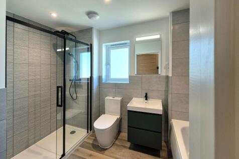 Family Bathroom with Shower