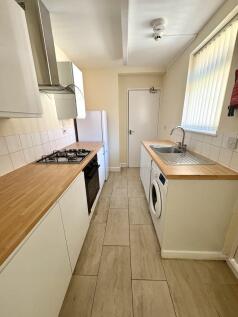 Park Estates are delighted to offer for let this One Bedroom Ground Floor Flat offered Unfurnished and located on Clarendon Road overlooking Garston Park and close to South Parkway Train Station. Good
