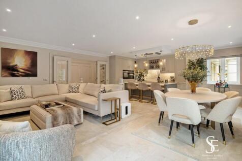 Open-plan kitchen / dining / living area