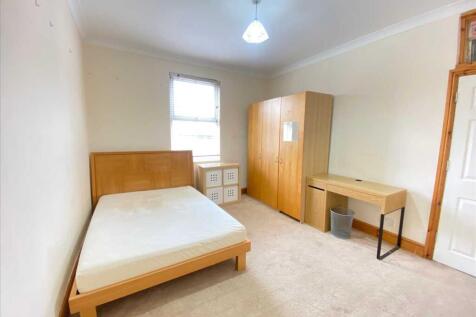 Spacious Double Room, INCLUDING ALL BILLS & WIFI Eccleston Road, West Ealing, Furnished, Close To Local Shops, Easy Access Into Ealing Broadway, Double Bed, Wardrobes, Communal Kitchen sharing with ot