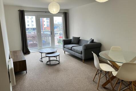 Open plan lounge/kitchen