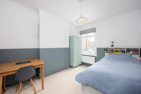 4 bed, 2 bath Terraced in London - Photo 10