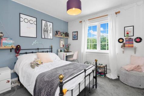 4 bed, 2 bath Detached in Leeds - Photo 16