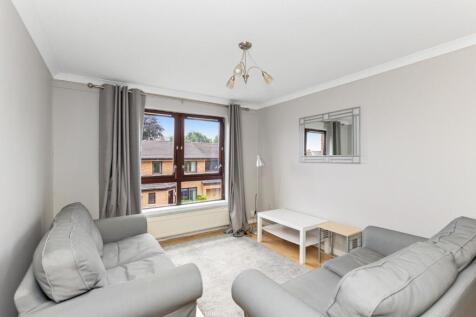 Spacious two bedroom furnished modern flat in Murrayfield with parking.