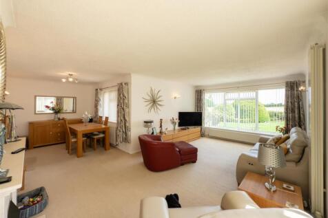 Sitting Room/Dining Room