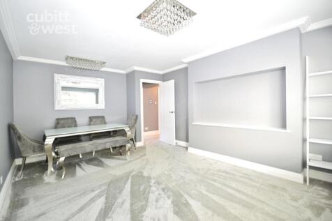 Available NOW: Recently refurbished two bedroom apartment within a short walk of Sutton Station & High Street. Offered Part/Unfurnished