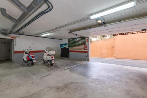 Private underground parking space with adjoining storage room