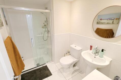 EN-SUITE SHOWER ROOM