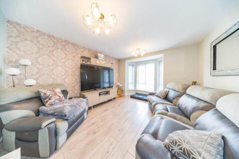 8 Riverside Mews lounge 2.jpg