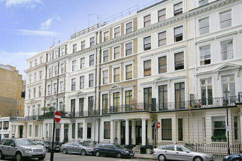 Bright apartment with wood flooring throughout and offered furnished. *Video Viewing Available*