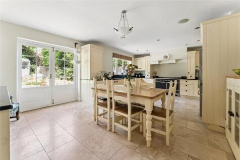 Kitchen/B'fast Room