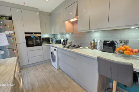 4 Double Bedroom semi-detached house for sale on