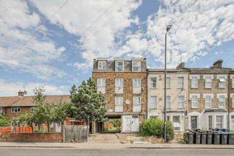 LONG LET. A bright and well presented 2 bedroom top floor flat offering generous living and entertaining space, a separate fitted kitchen and well proportioned bedrooms, ideally located close to local