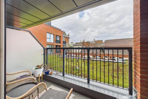 CAM03218G0-PR0568-STILL013