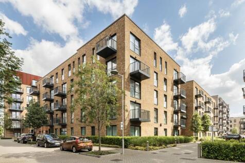 Overlooking the communal garden, this two double bedroom flat is in fantastic condition and boasts a large open plan kitchen/ living space, two bathrooms, storage, private balcony, and concierge & gym