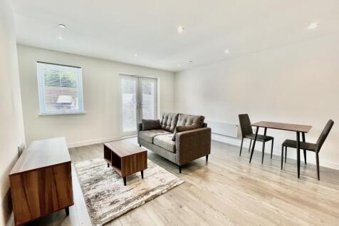 Apartment : 1 Bedroom : Furnished : Communal Gardens : Resident Parking : Close to amenities : Modern décor : Ideal for professionals or couples : Book your viewing today!