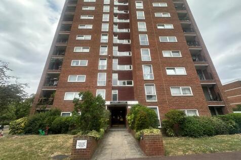 We are proud to present this well-presented two bedroom flat located in Ealing within close proximity of the areas amenities.