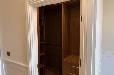 Walk-in-wardrobe