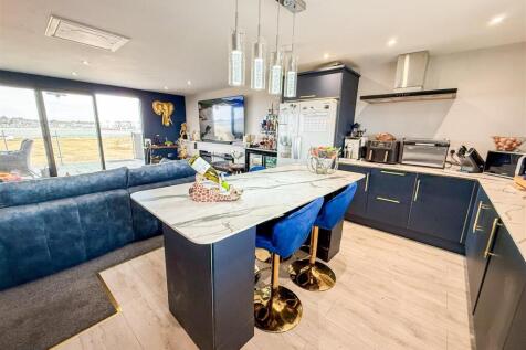 LOUNGE / KITCHEN / FAMILY AREA