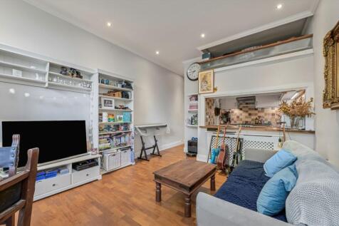 A recently refurbished one-bedroom apartment located moments from Fulham Broadway. Benefiting from its own private entrance, this beautifully presented property offers a spacious open-plan kitchen and