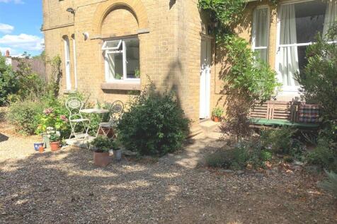 Entrance with seating areas