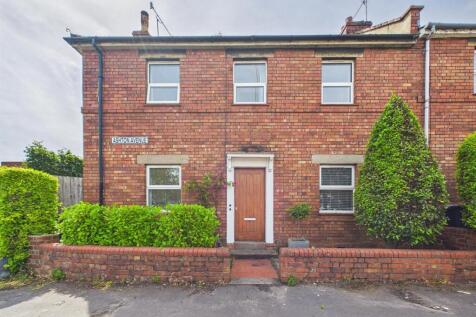 *** STYLISH FAMILY HOME FINISHED TO A HIGH STANDARD THROUGHOUT IN CENTRAL LOCATION BENIFITING FROM PARKING ***