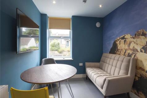 3 Bedroom Flat in HD4 6NH