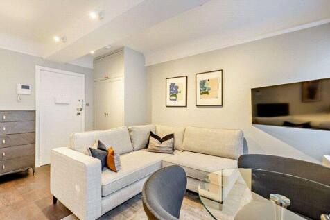 A fanatastic chance to rent a very smart studio apartment located in the heart of Chelsea. This quiet, bright, spacious, ground floor studio apartment looks directly out on to the gardens of Pelham Co