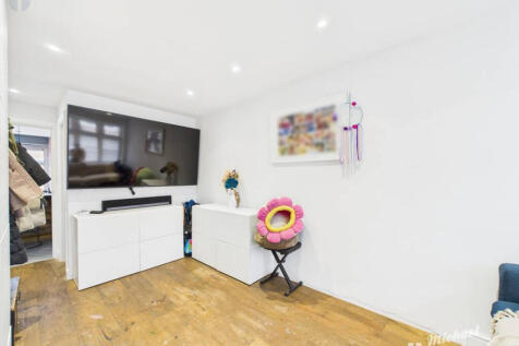 CAM03218G0-PR0806-STILL010-thumbnail-h750-70