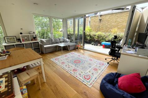 A truly magnificent and unique high specification, modern 2 double bedroom 2 bathroom extremely light modern mews house with private garden area and large terrace constructed to the highest specificat