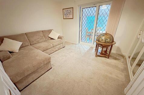 SITTING ROOM/BEDROOM 2