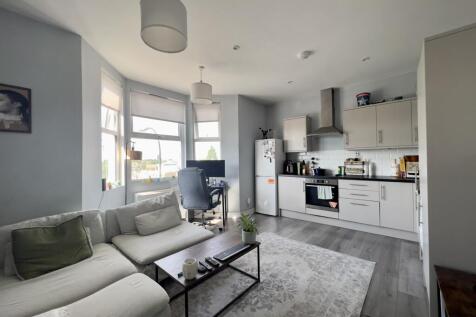 Now on the market is this bright one bedroom flat, entry on the first floor leading up to the flat on the second/top floor. Modern throughout and will be newly repainted prior to anyone moving in. Ens