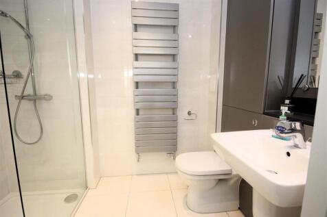 07En-suite bathroom.JPG