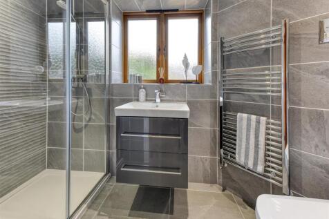 Wentworth Barn-bed2 ensuite.jpg