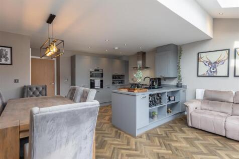 Ploughlands Grove 4 Kitchen Dining Room-5.jpg