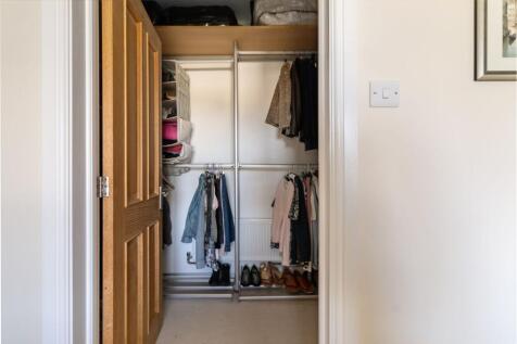 Ensuite Walk In Wardrobe