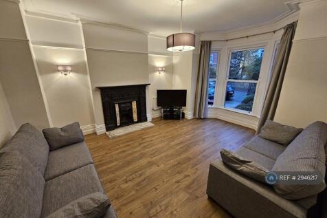 Beautiful Large light rooms incl bills Room 5 Newly renovated victorian house share in Monton with 5 bathrooms. Large light double rooms with ensuite or bathroom shared with one other. All commu... **