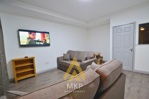 2026/2027 ACADEMIC YEAR Stunning Student Accommodation Suitable for Students or Professionals **FREE INTERNET** Rent: £105 pppw LOW DEPOSIT: £400/person (based on a group of 6 people) 15-minute walk t