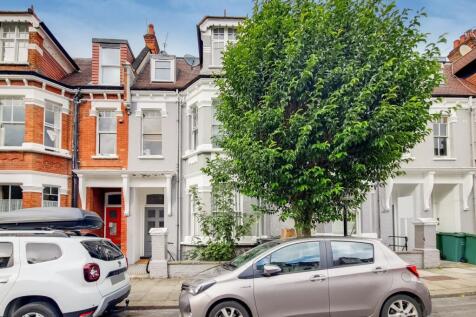 We are delighted to offer this spacious and well maintained studio flat set on the first floor of a this attractive conversion in the heart of West Hampstead.