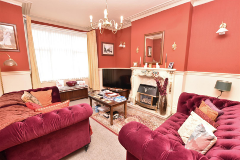 LOUNGE (FRONT)