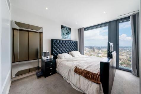 Stunning 2-bed apartment on 29th floor in prestigious building near Angel & Old Street. Chic interiors, en-suite master, breathtaking city views. Luxury amenities - gym, pool, spa, lounge. Ideal mix o