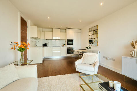 This stunning two-bedroom apartment to let offers a perfect blend of modern luxury and tranquil living, set amongst beautiful green spaces and conveniently close to Kidbrook Station. Located on the th