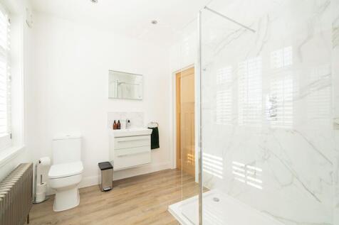 Ensuite leading to walk-in wardrobe