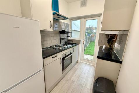 Recently Refurbished 4-bedroom House near Chadwel